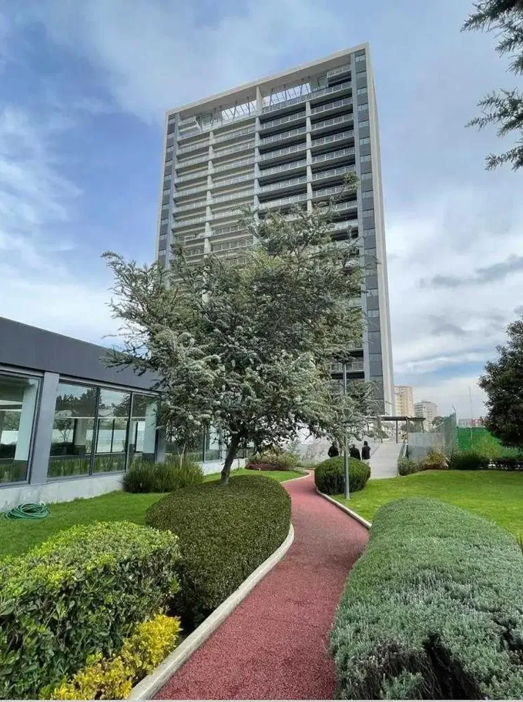 Soggiorno; pavimento in legno, luce naturale, stile moderno, soffitti alti