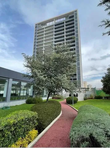 Soggiorno; pavimento in legno, luce naturale, stile moderno, soffitti alti