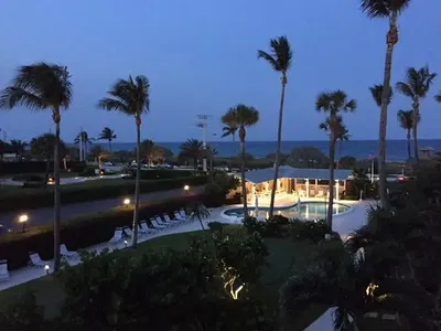 Cucina; elettrodomestici, pavimento in legno, luce naturale, stile moderno, ristrutturato