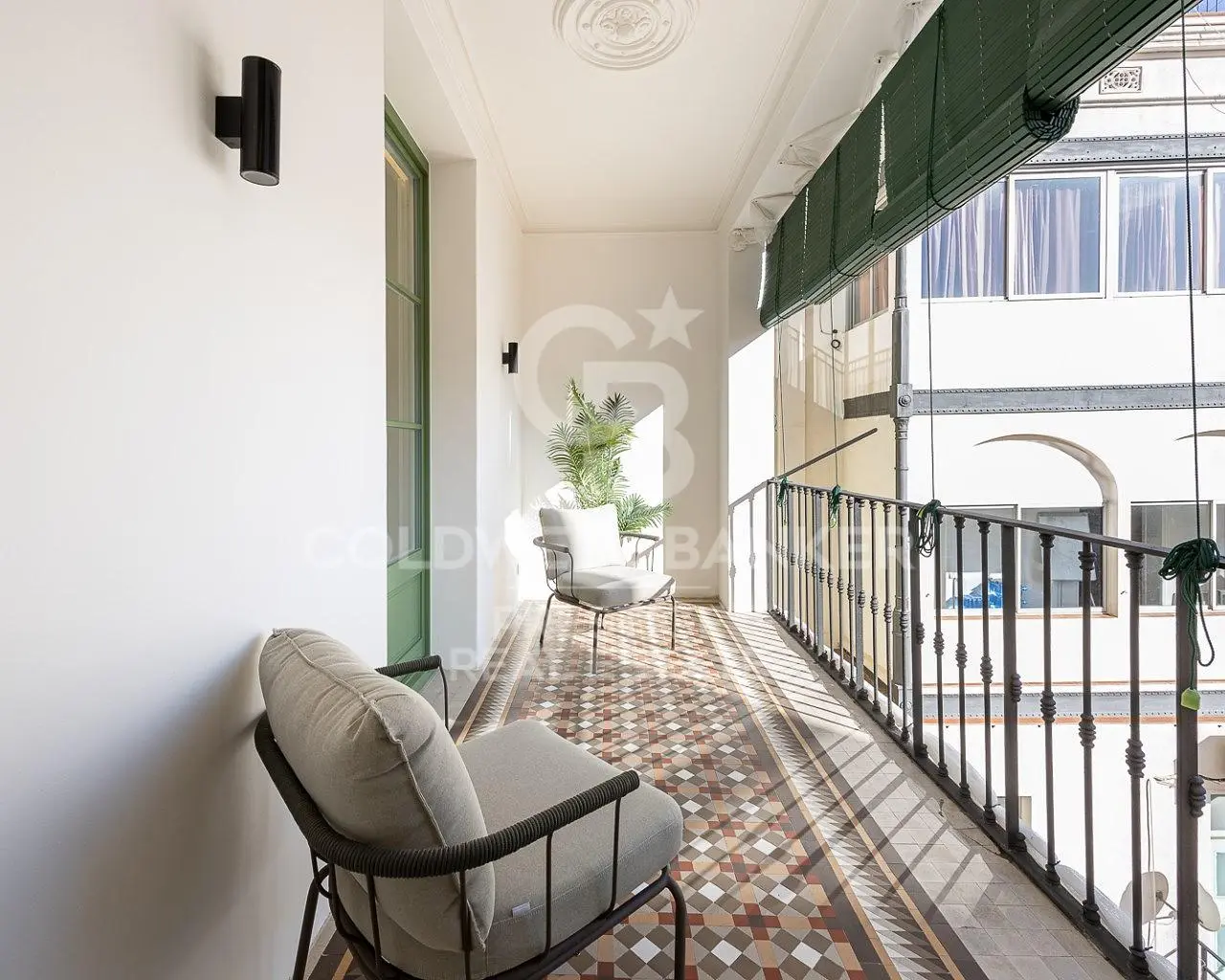 Wohnzimmer; holzboden, tageslicht, moderner stil, hohe decken