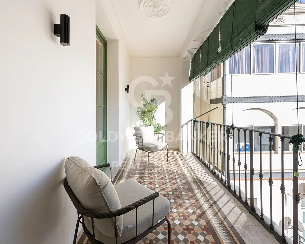 Wohnzimmer; holzboden, tageslicht, moderner stil, hohe decken