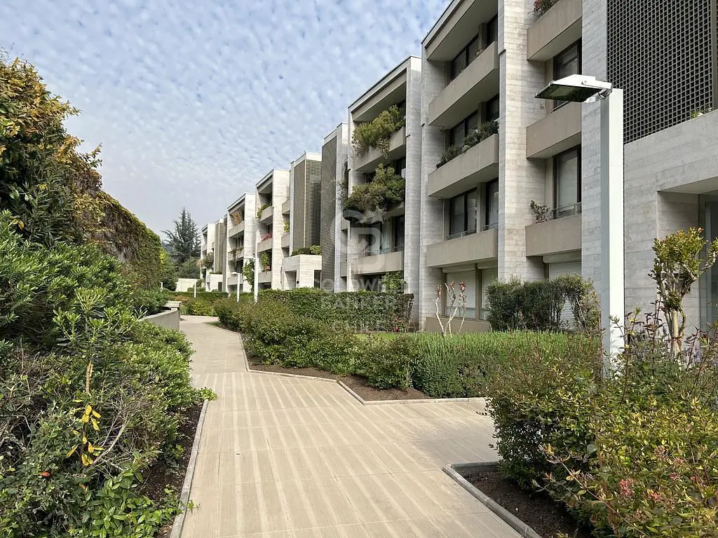 غرفة معيشة; أرضية خشبية, ضوء طبيعي, أسلوب عصري, أسقف عالية