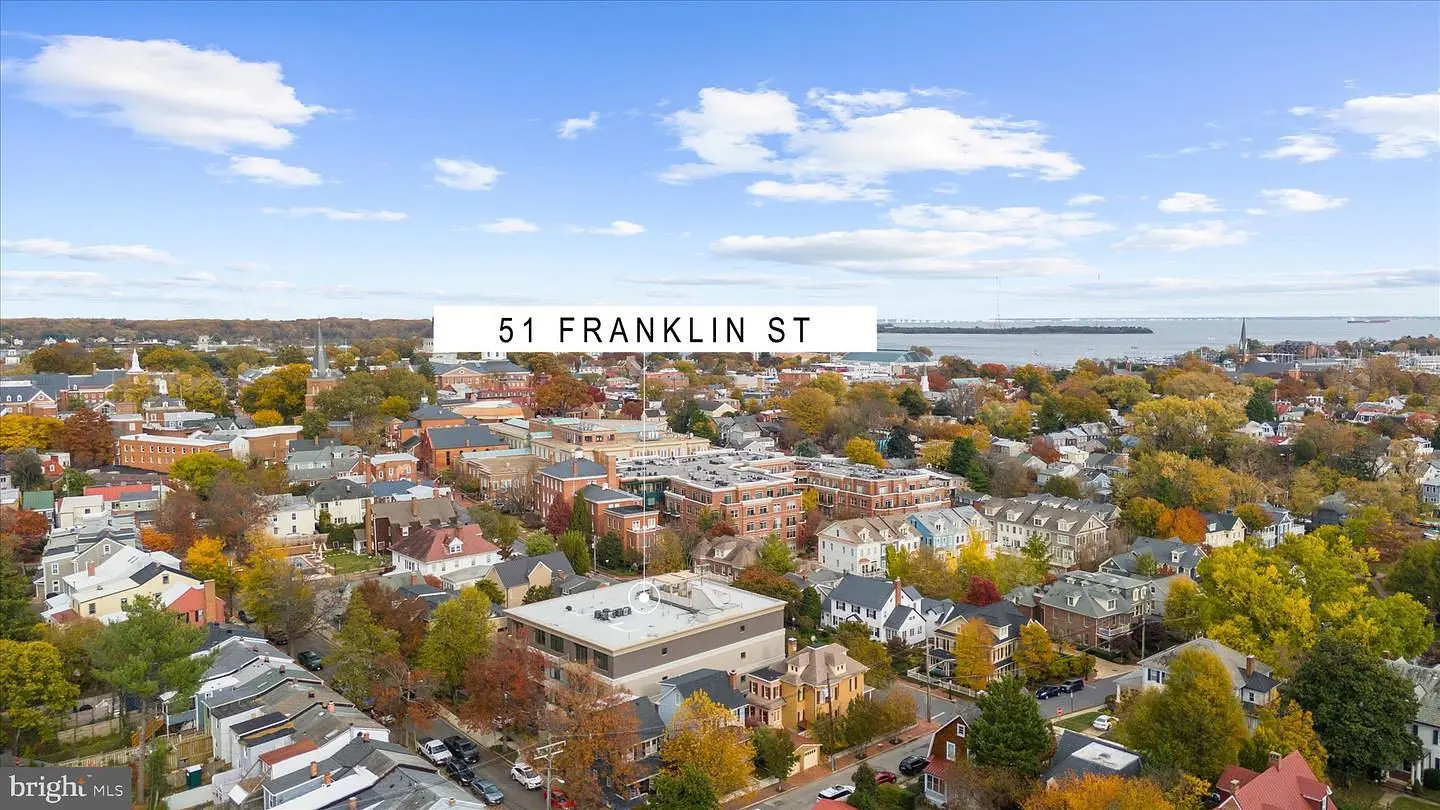 Κουζίνα; συσκευές κουζίνας, ξύλινο πάτωμα, φυσικό φως, μοντέρνο στυλ, ανακαινισμένο