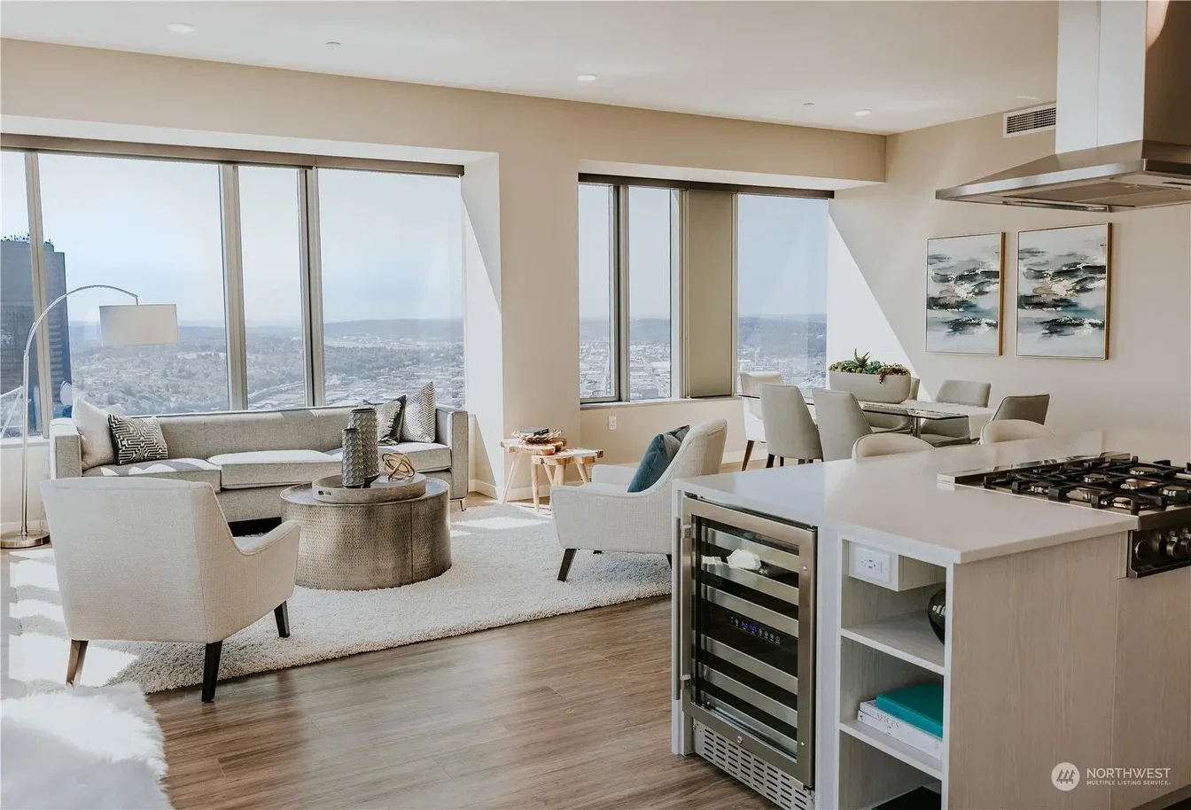 Wohnzimmer; holzboden, tageslicht, moderner stil, hohe decken