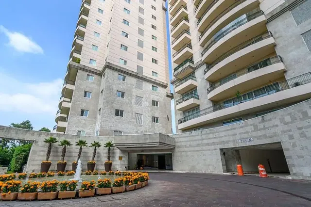 Soggiorno; pavimento in legno, luce naturale, stile moderno, soffitti alti