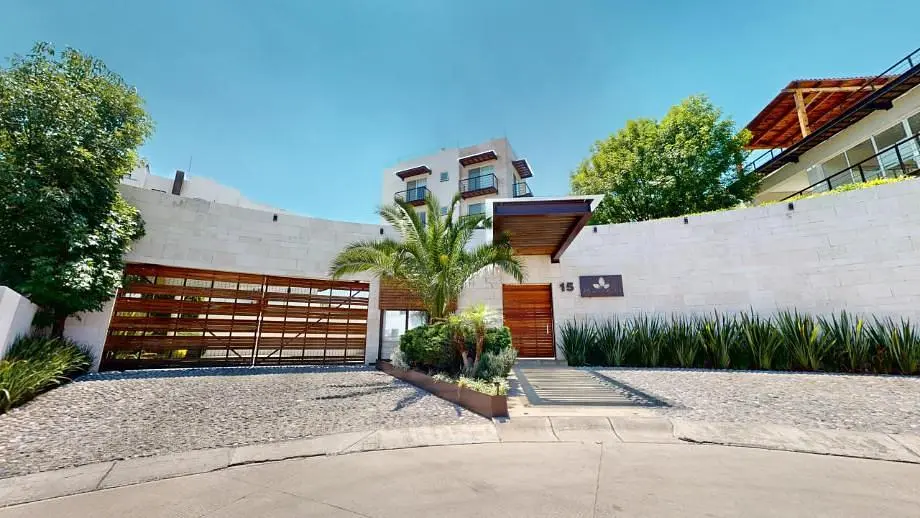 Oturma odası; ahşap zemin, doğal ışık, modern stil, yüksek tavan