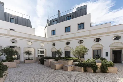 Wohnzimmer; holzboden, tageslicht, moderner stil, hohe decken