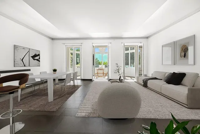 Wohnzimmer; holzboden, tageslicht, moderner stil, hohe decken