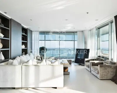 Σαλόνι; ξύλινο πάτωμα, φυσικό φως, μοντέρνο στυλ, ψηλά ταβάνια