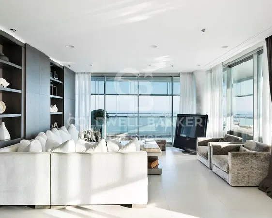 Σαλόνι; ξύλινο πάτωμα, φυσικό φως, μοντέρνο στυλ, ψηλά ταβάνια