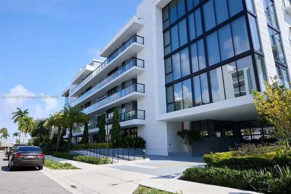 Cuisine; électroménager, parquet, lumière naturelle, style moderne, rénové