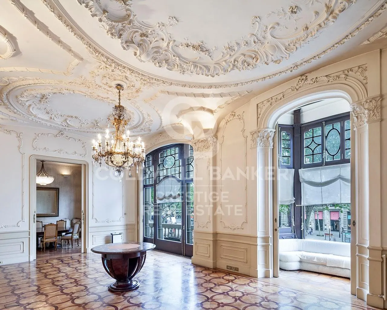 Salón; suelo de madera, luz natural, estilo moderno, techos altos