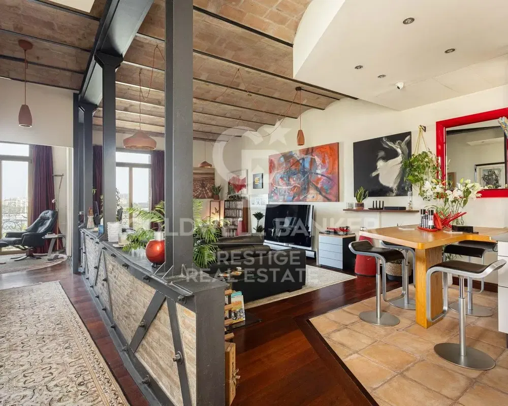 Keuken; keukenapparatuur, houten vloer, natuurlijk licht, moderne stijl, gerenoveerd