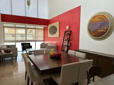 Woonkamer; houten vloer, natuurlijk licht, moderne stijl, hoge plafonds