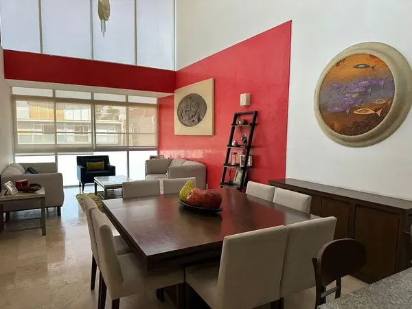 Woonkamer; houten vloer, natuurlijk licht, moderne stijl, hoge plafonds