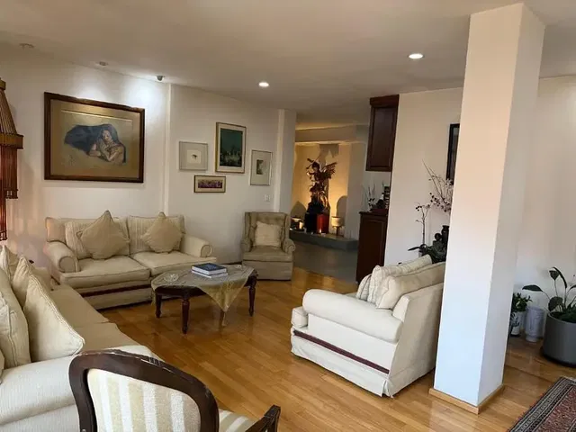 Kuchyňa; kuchynské spotrebiče, drevená podlaha, prirodzené svetlo, moderný štýl, po rekonštrukcii