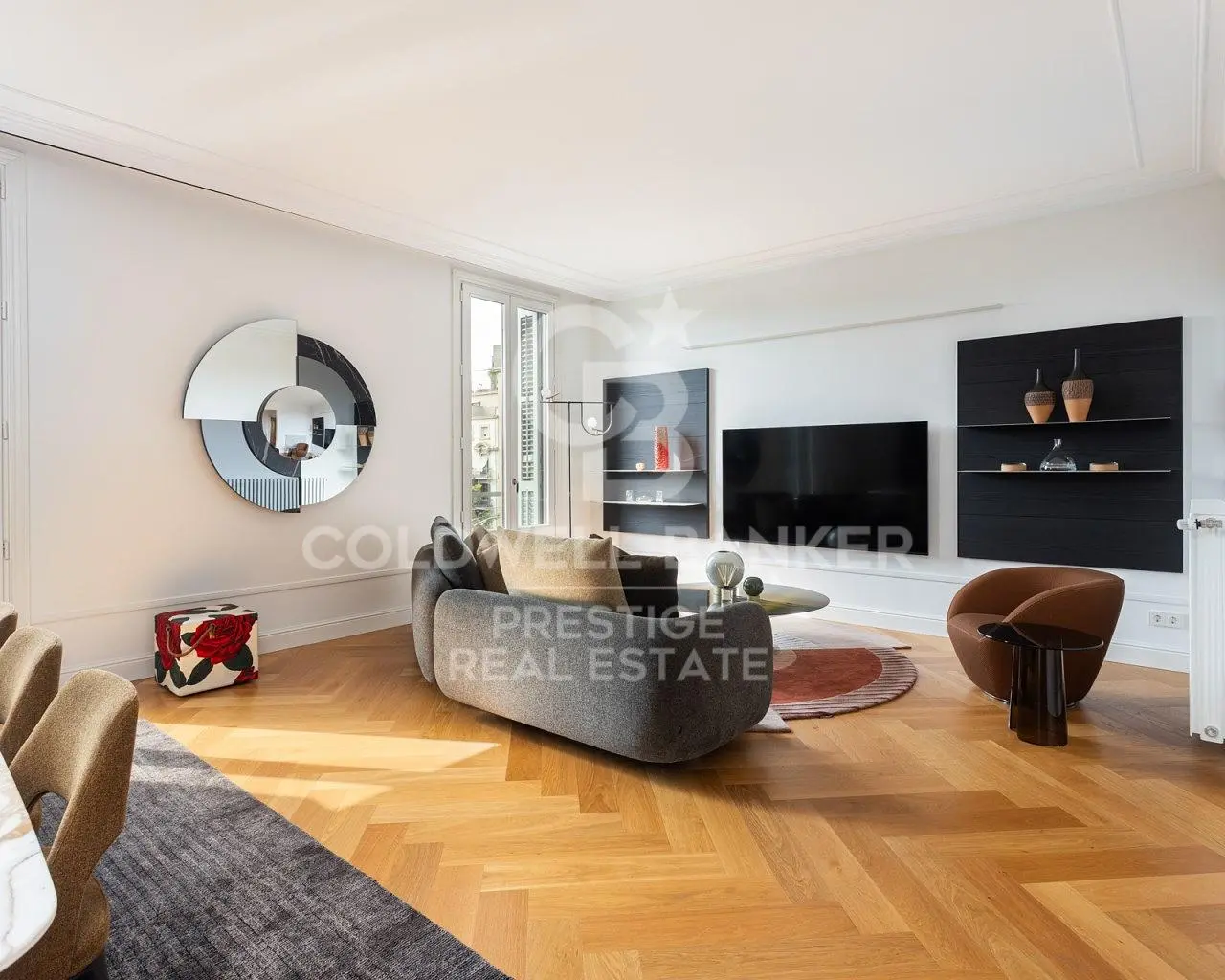 Salón; suelo de madera, luz natural, estilo moderno, techos altos