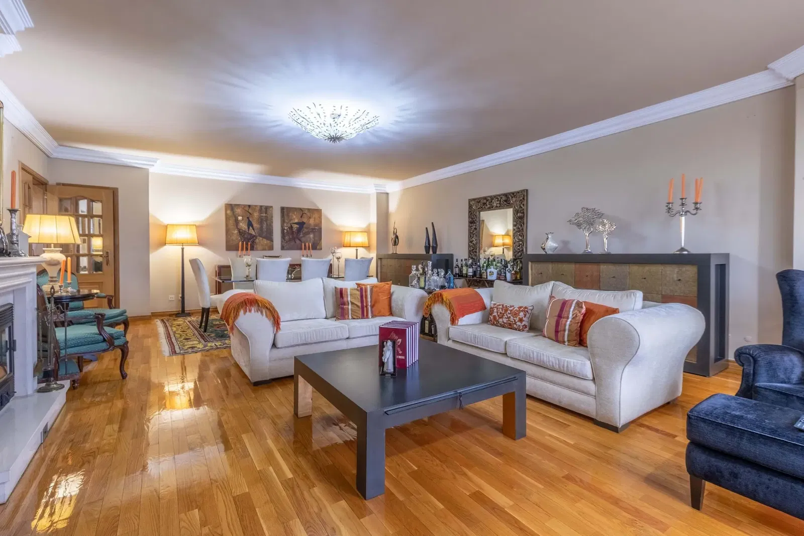 Wohnzimmer; holzboden, tageslicht, moderner stil, hohe decken