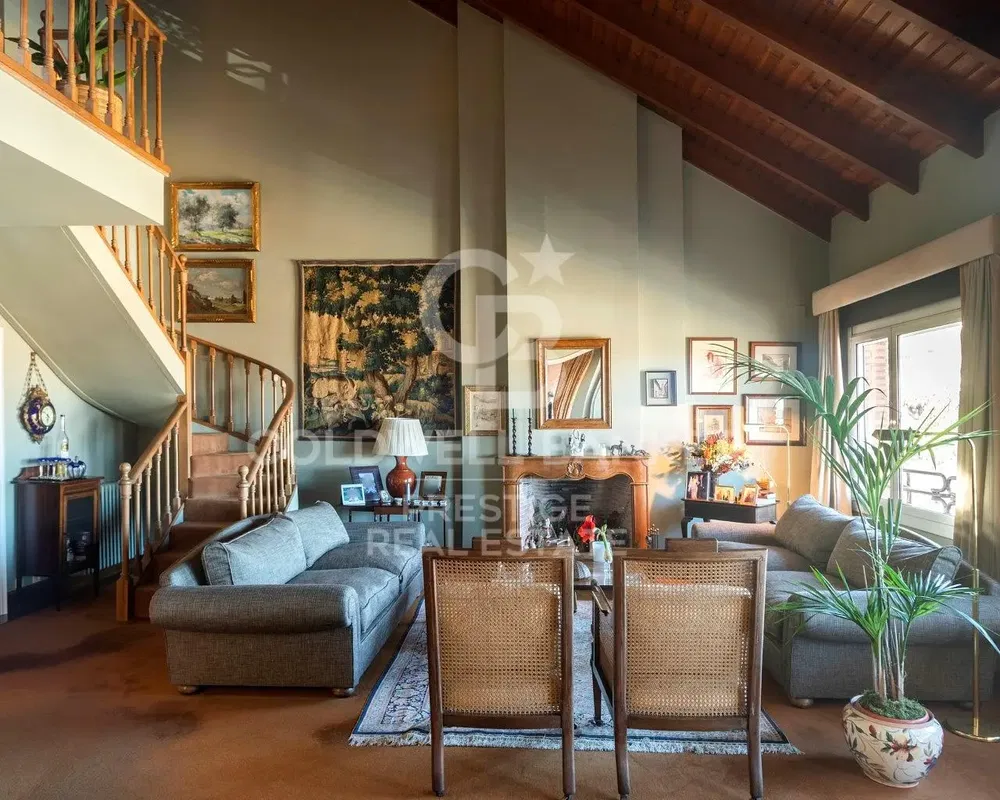 Σαλόνι; ξύλινο πάτωμα, φυσικό φως, μοντέρνο στυλ, ψηλά ταβάνια