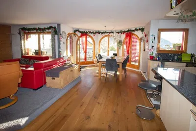 Living room; wood floor, natural light, modern style, high ceiling