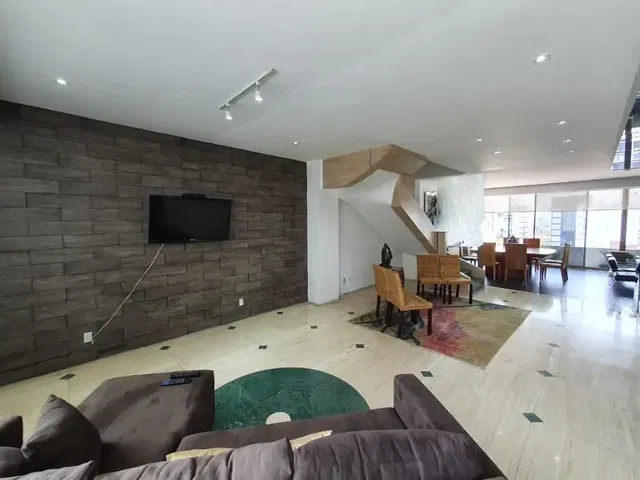 Kuchyňa; kuchynské spotrebiče, drevená podlaha, prirodzené svetlo, moderný štýl, po rekonštrukcii