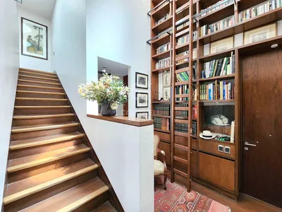 غرفة معيشة; أرضية خشبية, ضوء طبيعي, أسلوب عصري, أسقف عالية