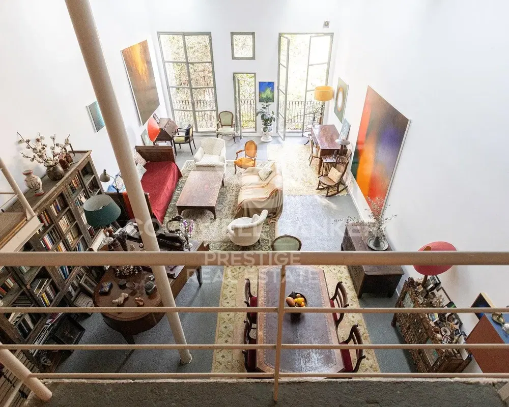 Dnevna soba; drveni pod, prirodno svjetlo, moderni stil, visoki plafoni