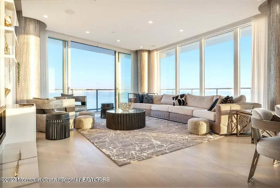 Wohnzimmer; holzboden, tageslicht, moderner stil, hohe decken