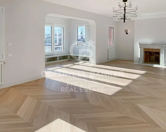 Keuken; keukenapparatuur, houten vloer, natuurlijk licht, moderne stijl, gerenoveerd