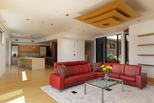 Salón; suelo de madera, luz natural, estilo moderno, techos altos