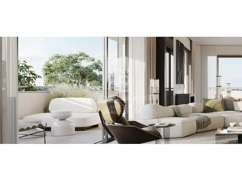 Kuchyňa; kuchynské spotrebiče, drevená podlaha, prirodzené svetlo, moderný štýl