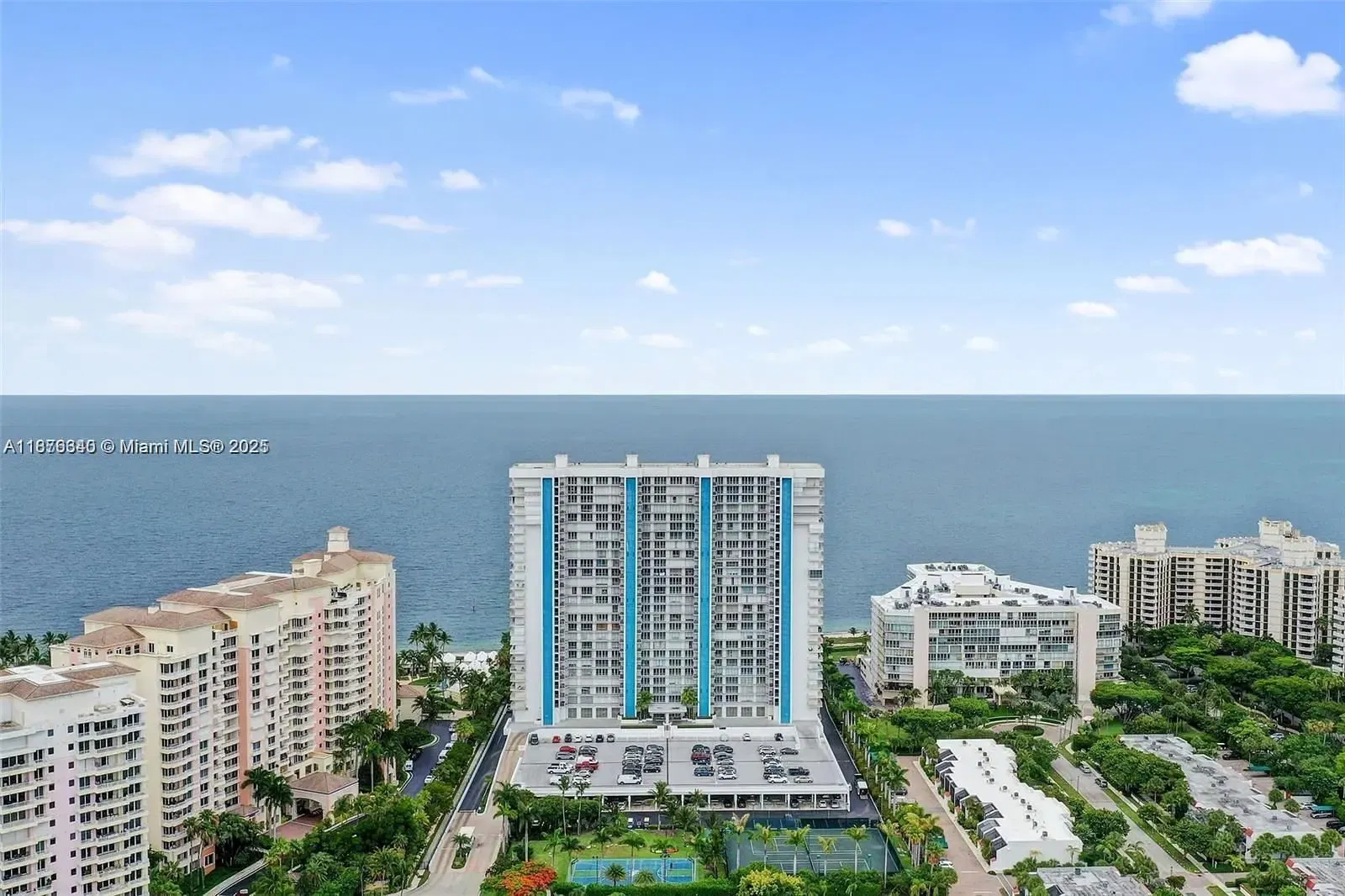 Хол; дървен под, естествена светлина, модерен стил, високи тавани