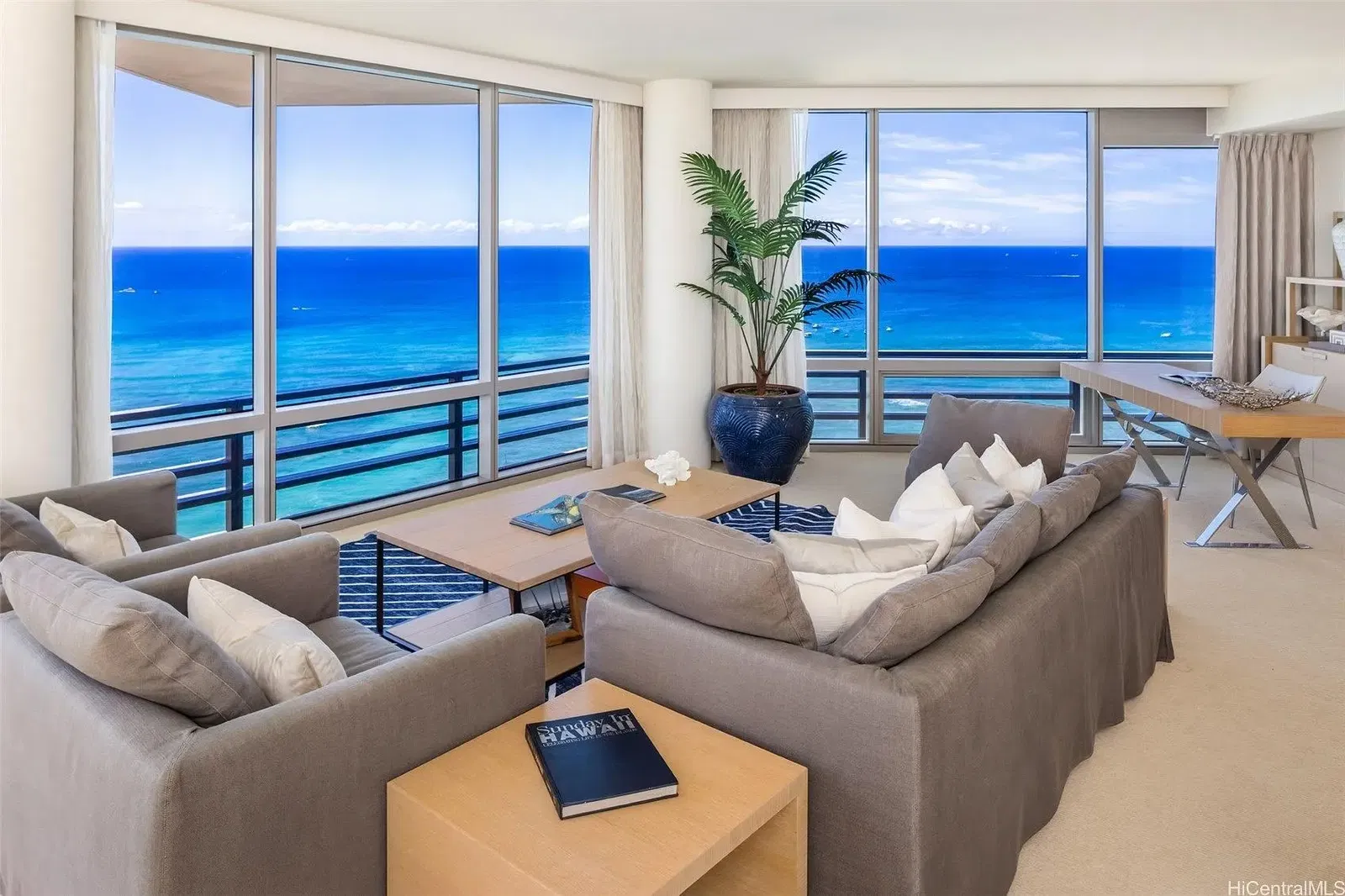 Κουζίνα; συσκευές κουζίνας, ξύλινο πάτωμα, φυσικό φως, μοντέρνο στυλ, ανακαινισμένο