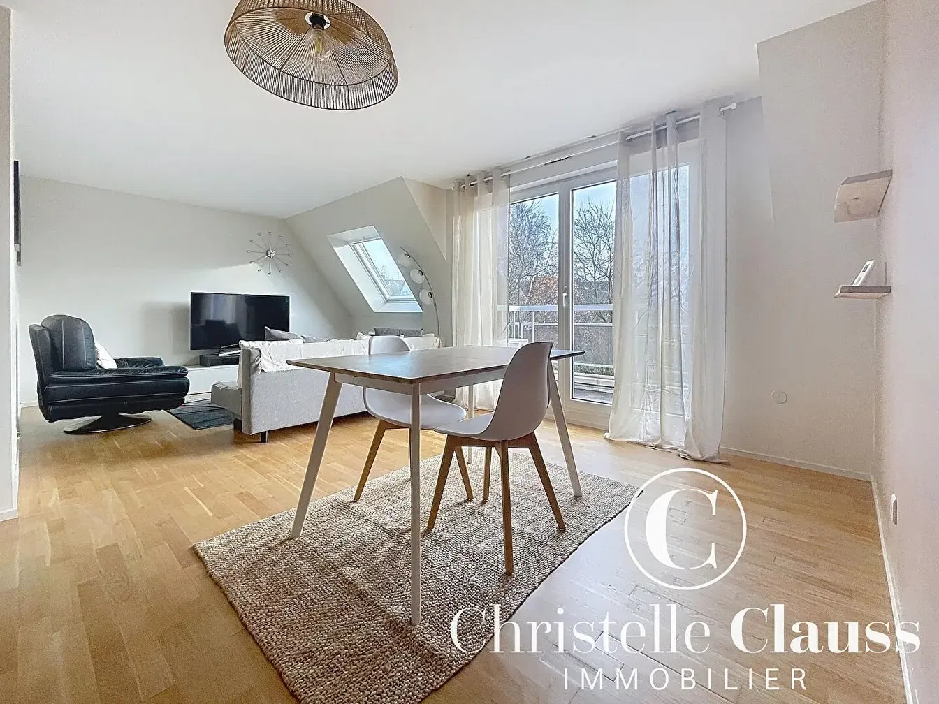 Wohnzimmer; holzboden, tageslicht, moderner stil, hohe decken