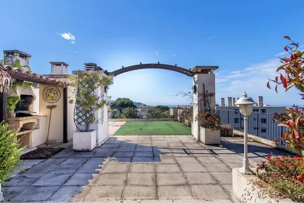 Kuchyně; kuchyňské spotřebiče, dřevěná podlaha, přirozené světlo, moderní styl, po rekonstrukci