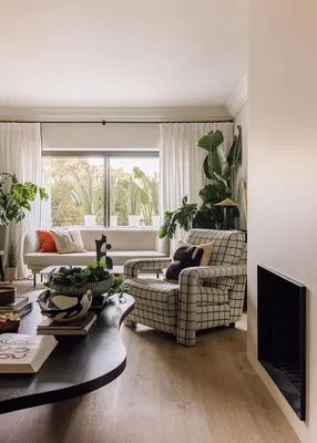 Wohnzimmer; holzboden, tageslicht, moderner stil, hohe decken