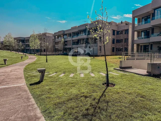 Kuhinja; kuhinjski aparati, drveni pod, prirodno svjetlo, moderni stil, renoviran