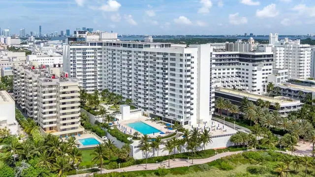 Wohnzimmer; holzboden, tageslicht, moderner stil, hohe decken