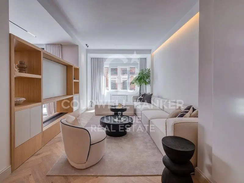 Keuken; keukenapparatuur, houten vloer, natuurlijk licht, moderne stijl, gerenoveerd