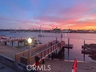 Кухня; кухненски уреди, дървен под, естествена светлина, модерен стил, ремонтиран