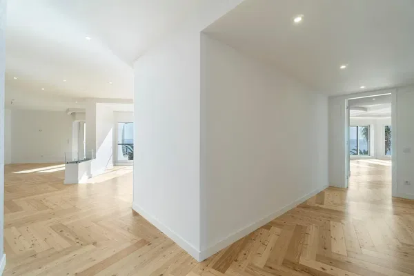 Σαλόνι; ξύλινο πάτωμα, φυσικό φως, μοντέρνο στυλ, ψηλά ταβάνια