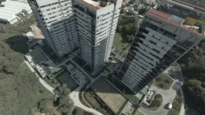 Salon; parquet, lumière naturelle, style moderne, hauteur sous plafond