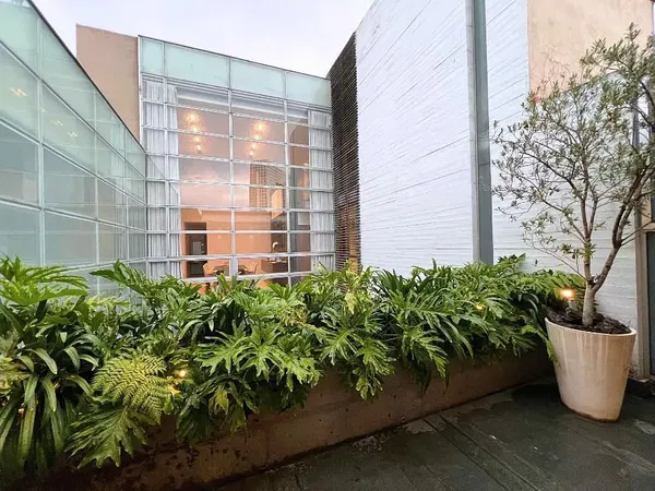 Salon; parquet, lumière naturelle, style moderne, hauteur sous plafond
