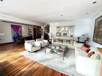 Obývačka; drevená podlaha, prirodzené svetlo, moderný štýl, vysoké stropy