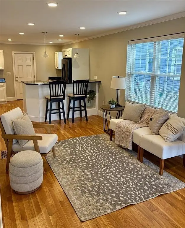 Living room; wood floor, natural light, modern style, high ceiling