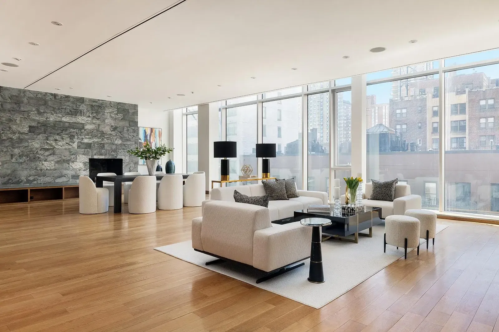 Woonkamer; houten vloer, natuurlijk licht, moderne stijl, hoge plafonds