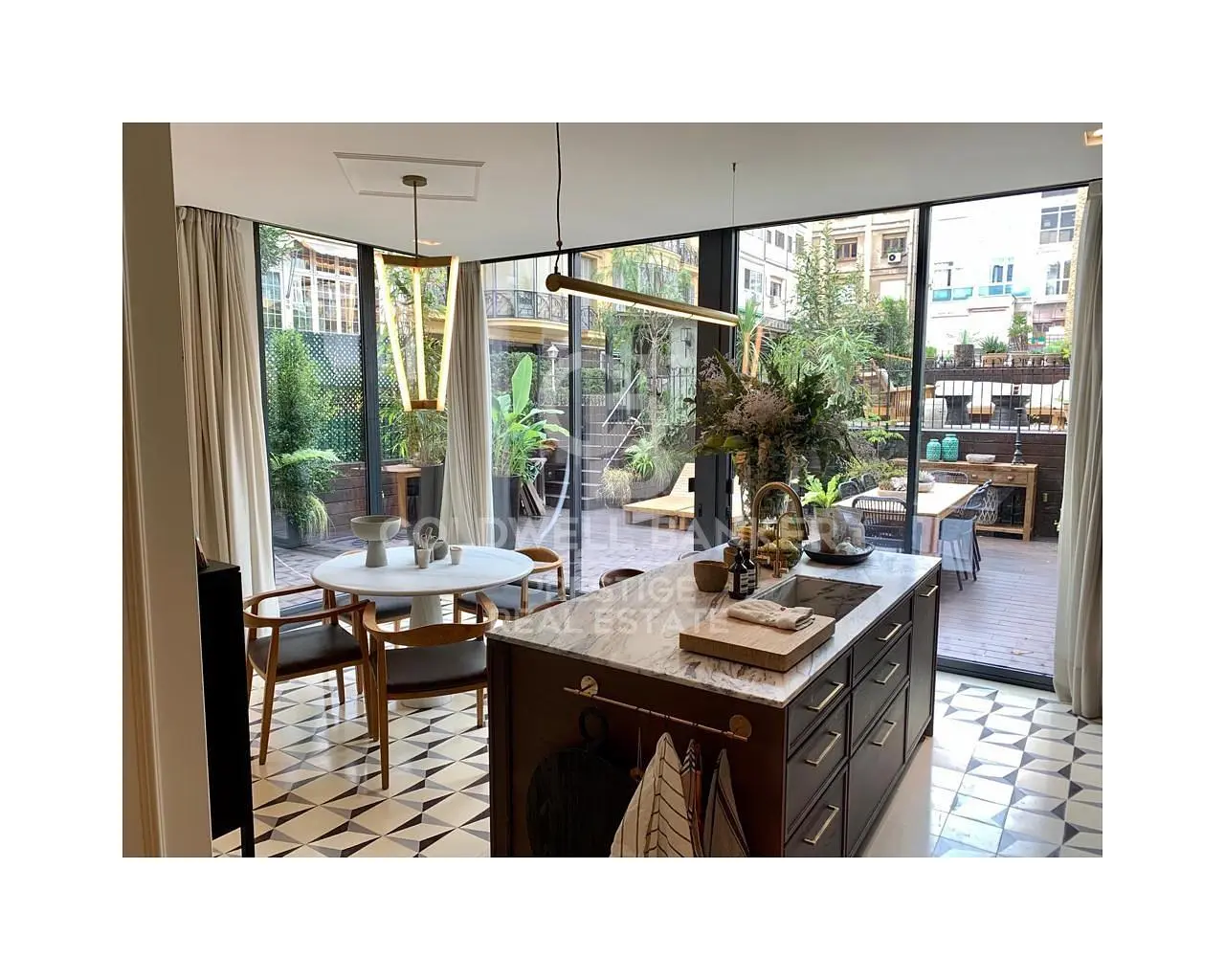 Σαλόνι; ξύλινο πάτωμα, φυσικό φως, μοντέρνο στυλ, ψηλά ταβάνια