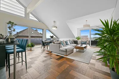 Kuchyňa; kuchynské spotrebiče, drevená podlaha, prirodzené svetlo, moderný štýl, po rekonštrukcii