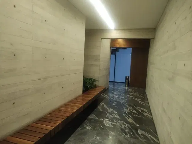 Soggiorno; pavimento in legno, luce naturale, stile moderno, soffitti alti