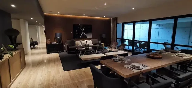 Obývačka; drevená podlaha, prirodzené svetlo, moderný štýl, vysoké stropy